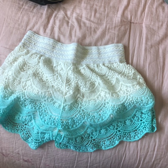 White and blue laced shorts - Picture 2 of 3